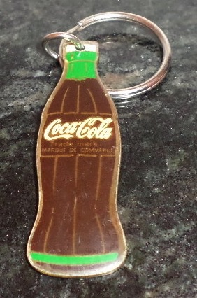 93135-3 € 4,00 coca cola sleutelhanger flesje ijzer.jpeg